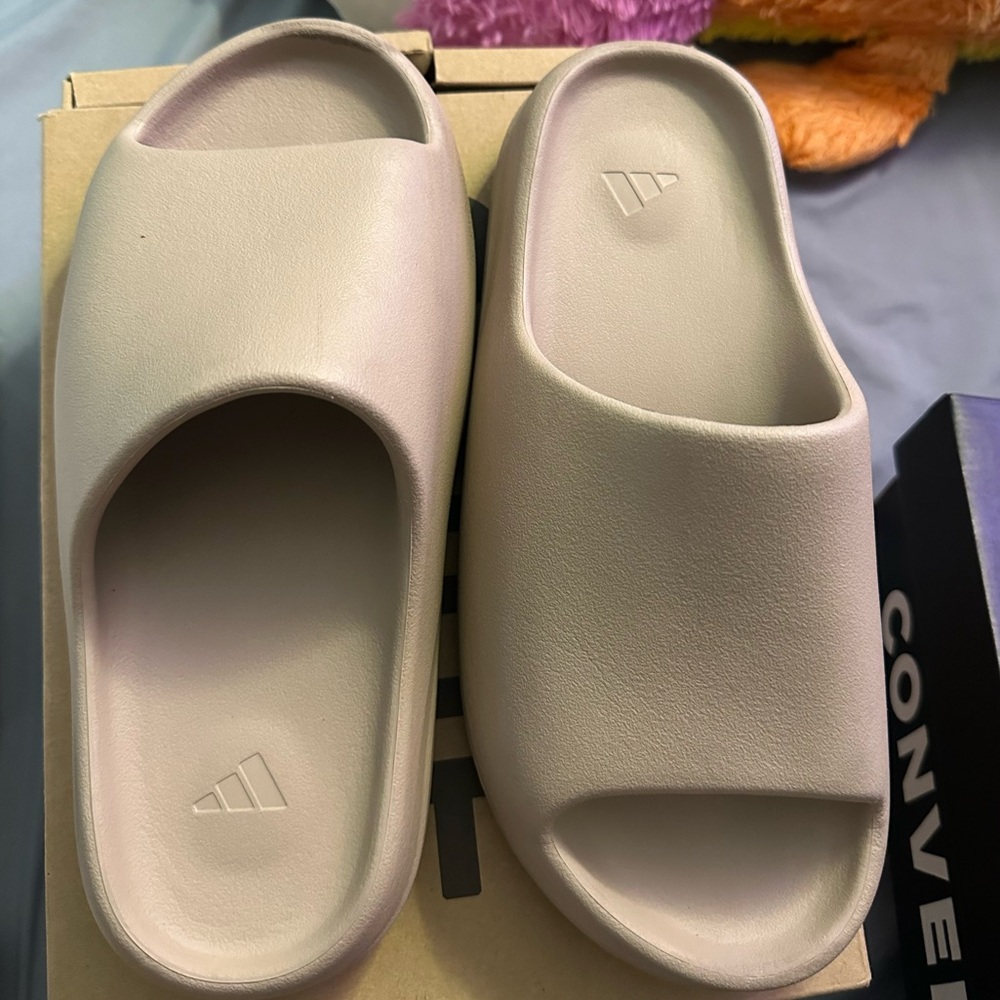 tan yeezy slide